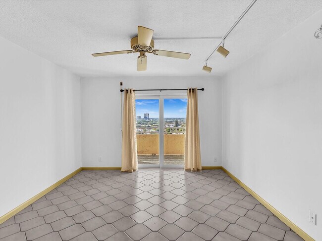 Building Photo - 900 NE 18th Ave