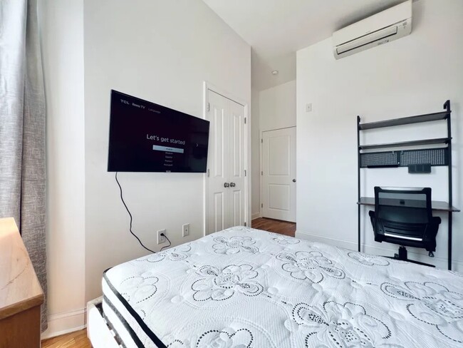 Building Photo - Furnished room/NOT APARTMENT
