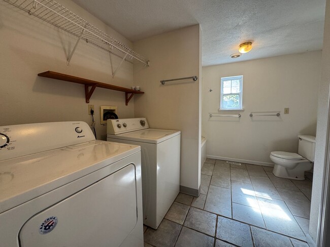 Building Photo - Cozy 2 Bedroom 1 Bathroom Home Nestled in ...
