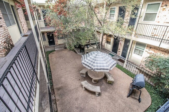 Building Photo - Charming Downstairs Apartment in the Heart of the Cultural District!