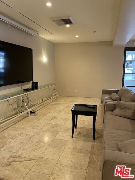 Building Photo - 600 W 9th St