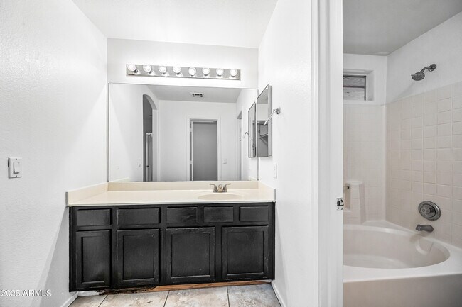 Building Photo - 9018 W Cambridge Ave