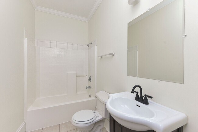 Building Photo - Cozy 3BR/2BA Home Steps from USC – PRE-LEA...