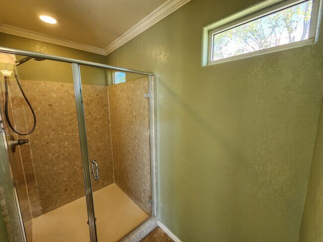Building Photo - Stunning 4 Bed 3 Bath 2 Story Home with Loft