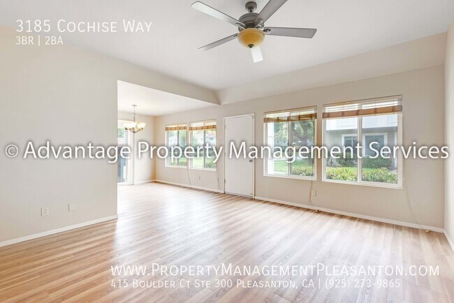 Building Photo - Single Story, 3 bed, 2 bath townhouse