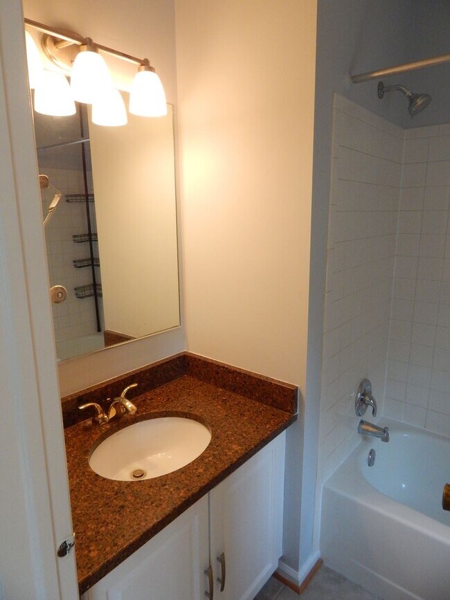 Building Photo - Cozy TH in Great Alexandria Location!