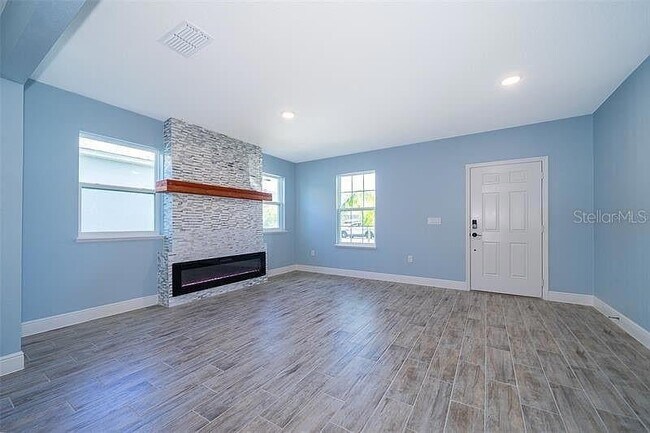 Building Photo - 626 Taft Dr