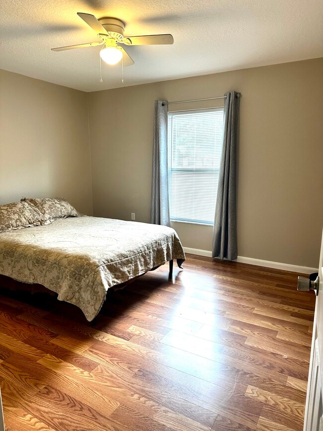 Building Photo - 4921 20th St Ct E