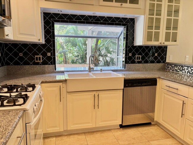 Building Photo - Welcome to this stunning 3-bedroom, 2.5-ba...