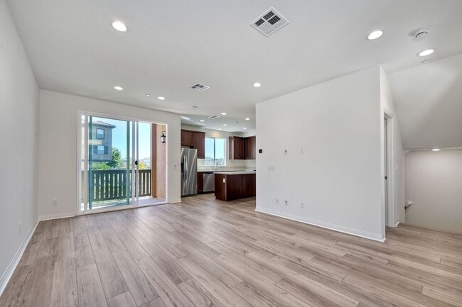 Building Photo - Available Now! 3 Story Townhome - New Construction!!
