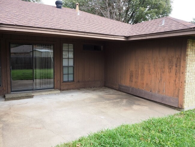 Building Photo - 1934 Maxwell Dr