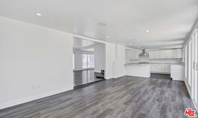 Building Photo - 23046 Leonora Dr