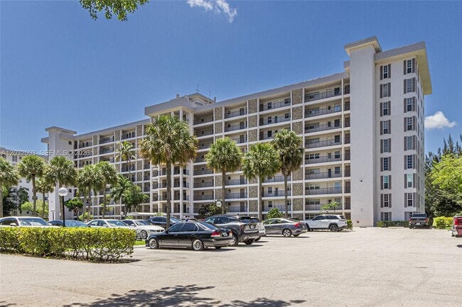 Building Photo - 3150 N Palm Aire Dr
