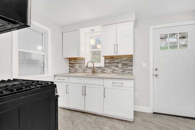 Building Photo - Stunning 2 bedroom home in Brookline available now!