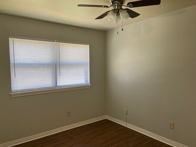 Building Photo - 2BR/1.5BA town home by LSUS (River Oaks)