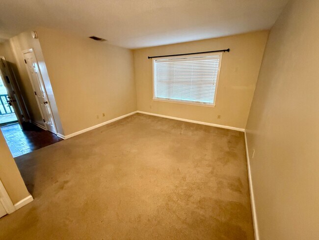 Building Photo - 2040 Woodlawn Dr SW
