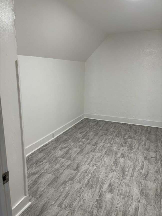 Building Photo - 4817 N Madison St