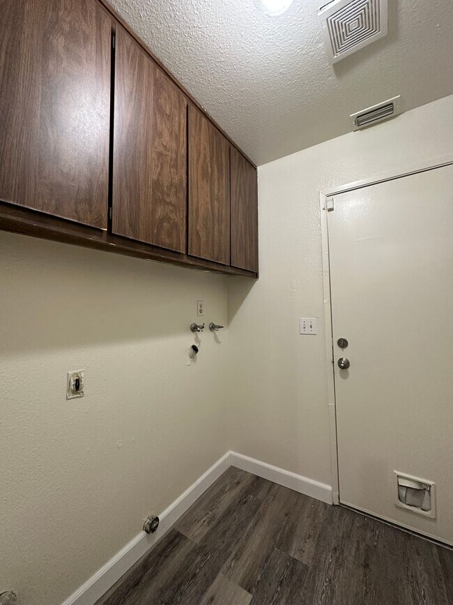 Building Photo - 7955 Deer Lake Dr