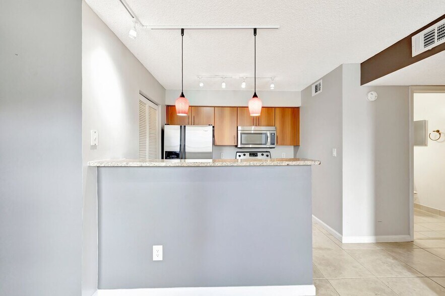 Building Photo - 1365 Crystal Way