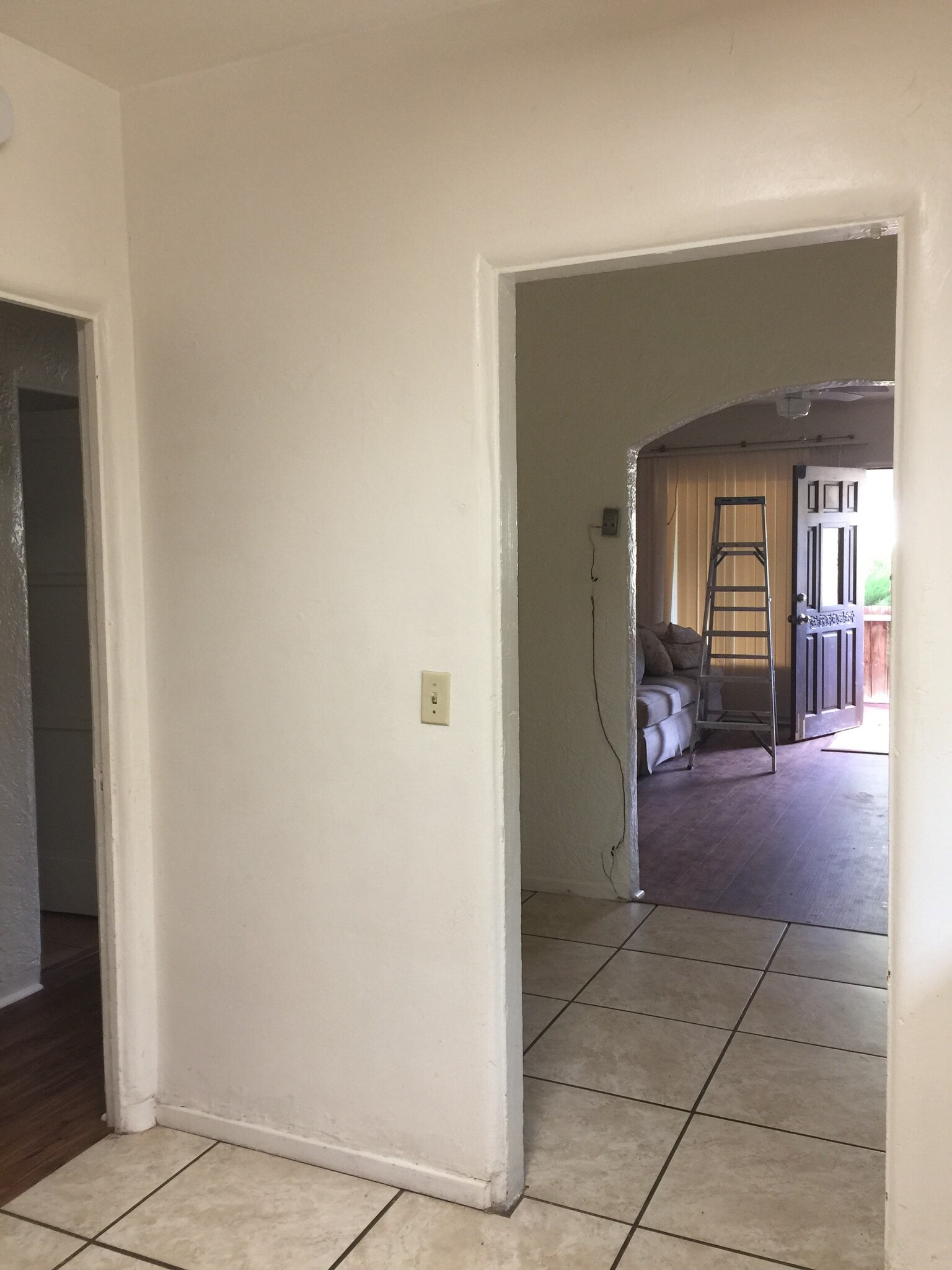 from kitchen to main door - 33141 Case St