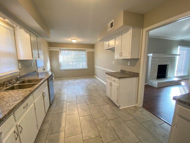 Building Photo - Charming 3 bedroom 2 bath home near Coving...
