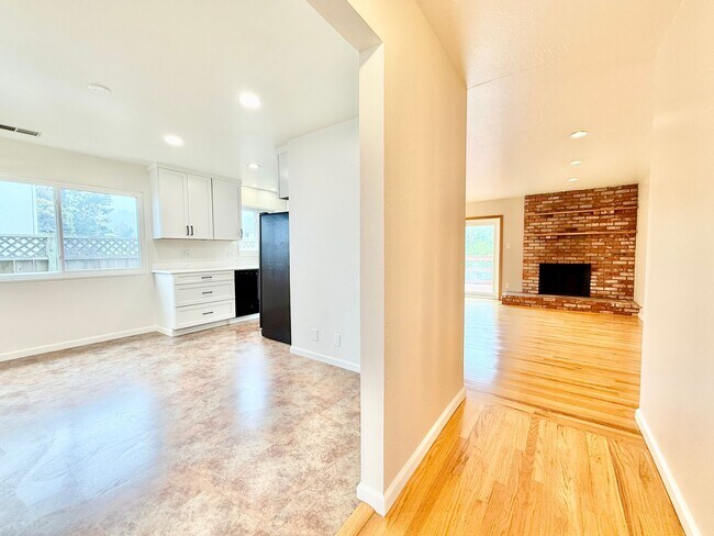 Building Photo - Renovated 3bed/2bath Linda Mar Rancher