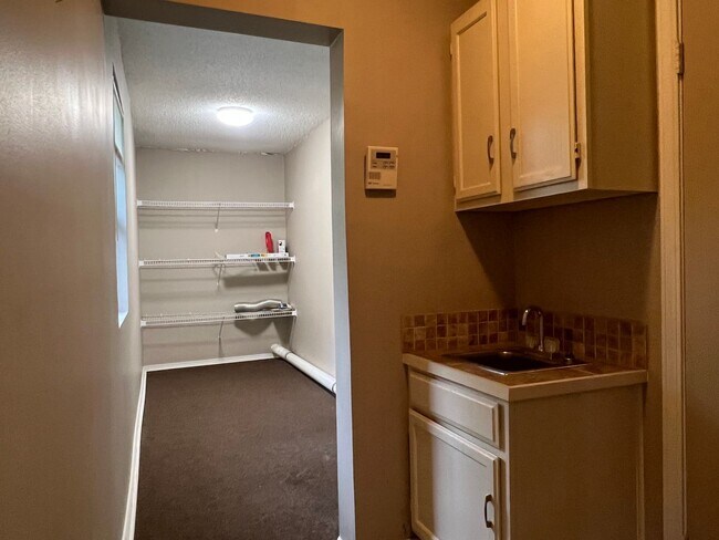 Building Photo - 127 Rolling Oaks Dr