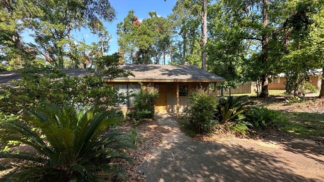 Building Photo - Lovely SOUTHWOOD Area 2/1.5 w/ Large Yard, Deck, & Open Floor Plan! $1350/month Avail July 1st!