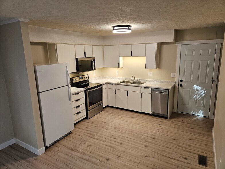 Building Photo - 678 Young St