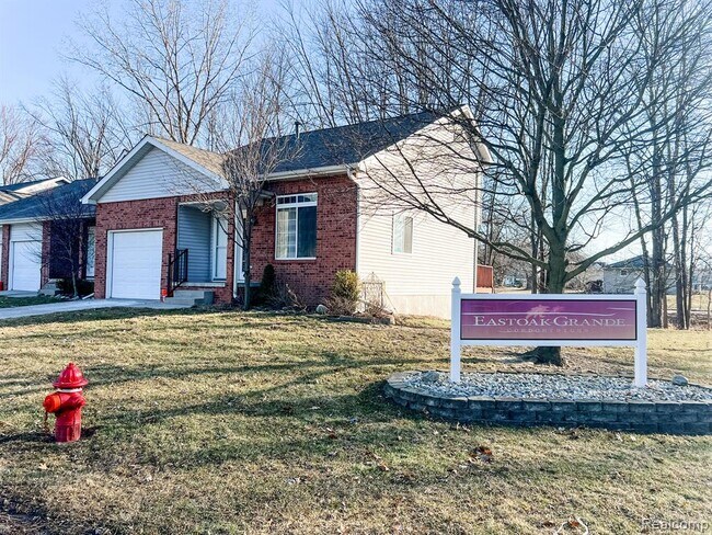 Building Photo - 1104 E Oak Dr