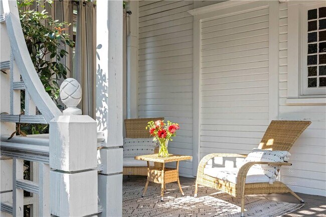 Building Photo - 383 Park Ave SE