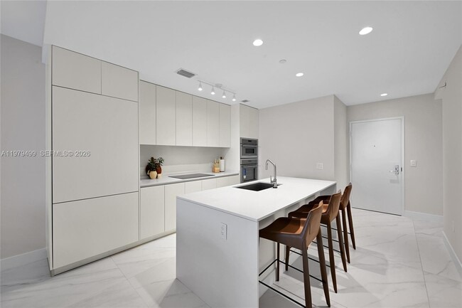 Building Photo - 700 NE 24th St