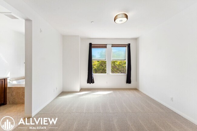 Building Photo - Modern 2 Bed, 2.5 Bath Townhome Available in Aliso Viejo!