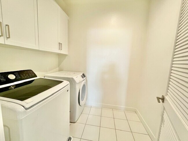 Building Photo - Spacious Newer Townhome in great Goleta Location