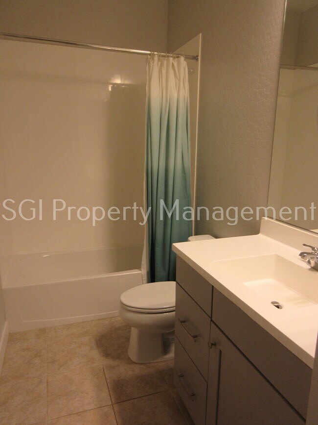 Building Photo - Stunning home with pool ready for move in