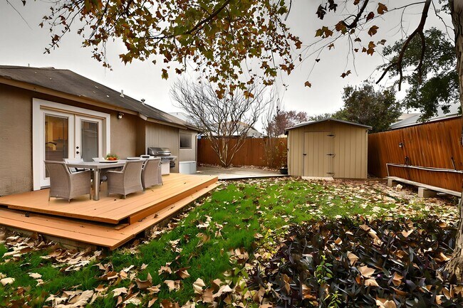 Building Photo - Spacious cozy home  |  Great location  |  2 bedroom  |  1 bath  |  1 car garage