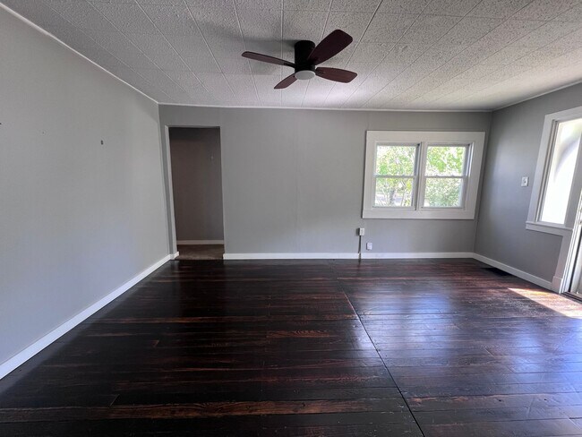 Building Photo - Adorable 2 bedroom with a bonus room!