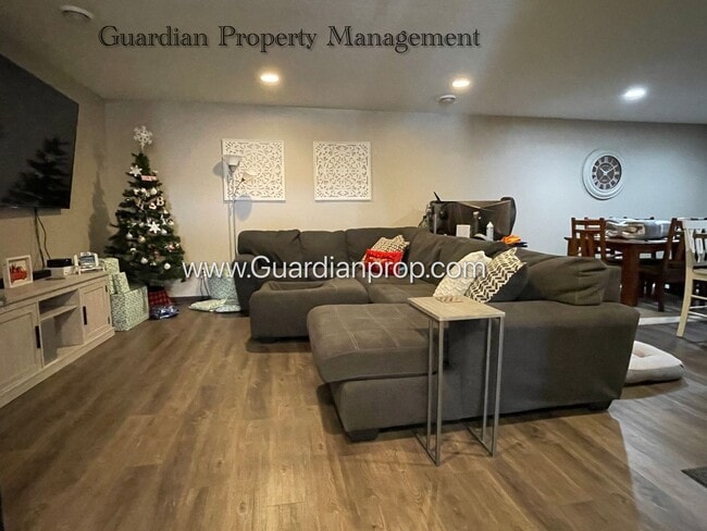 Building Photo - Lakeville 2 Bedroom Town Home, 2 Car Garage, 2.5 Baths, Dishwasher, Central Air