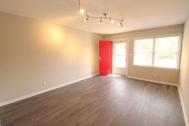 Building Photo - Adorable 2 Bedroom, 1 Bath in East Raleigh near Cary Crossroads - Pet Friendly!
