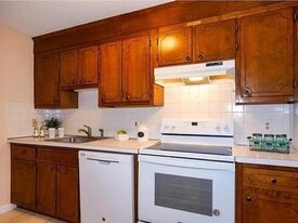 Building Photo - 9 Hallmark Gdns