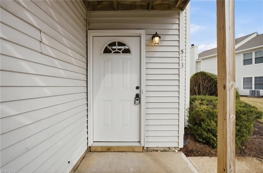 Building Photo - 513 Peak Ct