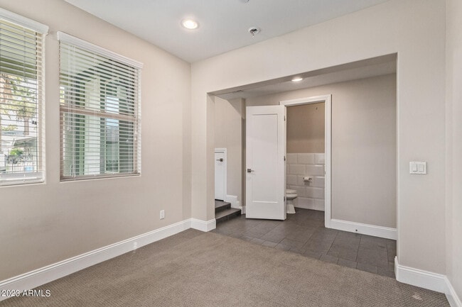 Building Photo - 4816 N Woodmere Fairway