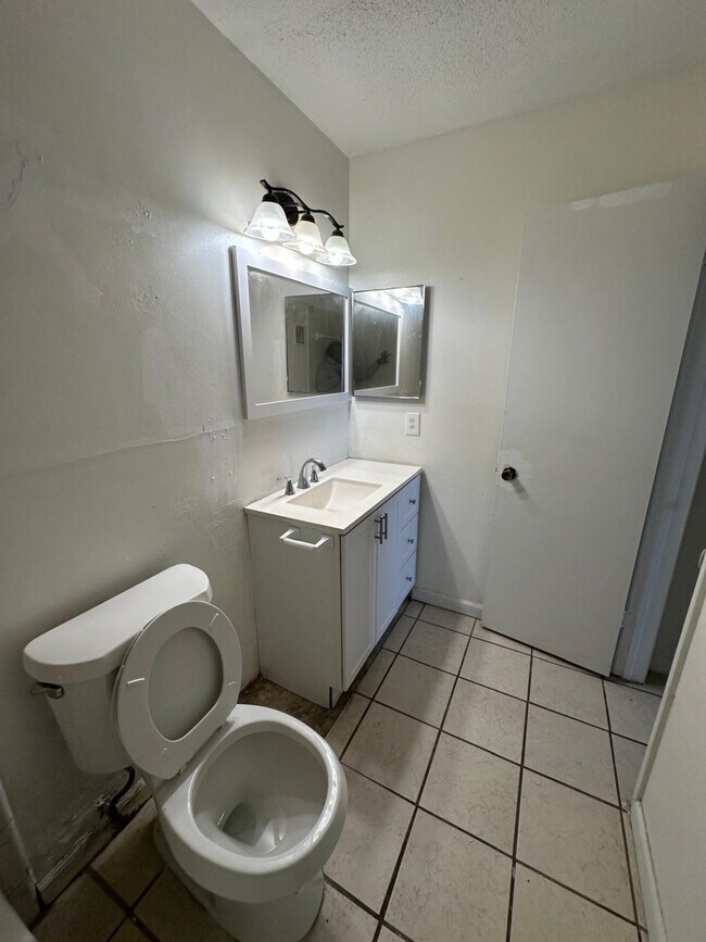 Building Photo - 9797 Leawood Blvd