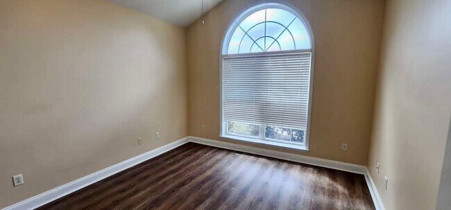 Building Photo - Great Home and Location-Available Now!