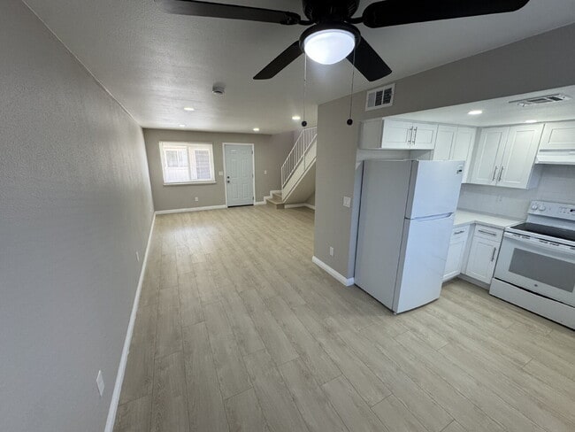 Building Photo - Beautifully Remodeled 2-Story Unit!