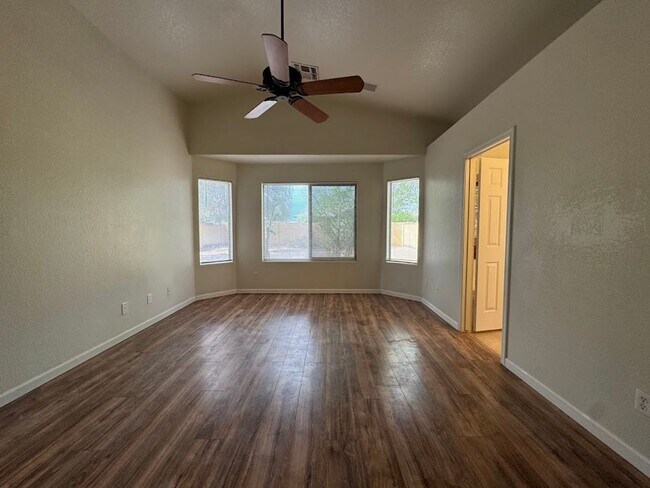 Building Photo - BEAUTIFUL 3 BEDROOM 2 BATHROOM HOME IN GOO...
