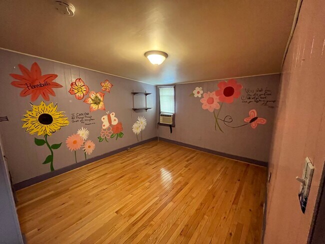 Building Photo - Spacious 4-5 Bedroom, 1.5 Bathroom 2-Story...