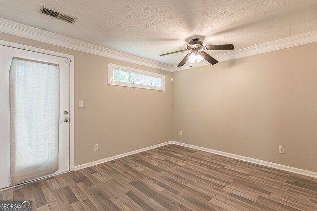 Building Photo - 5895 Hampton Ct