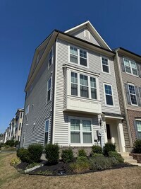 Building Photo - 5585 Peregrine Wy