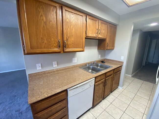 Building Photo - Large 2 bed 1 bath Top Floor Condo